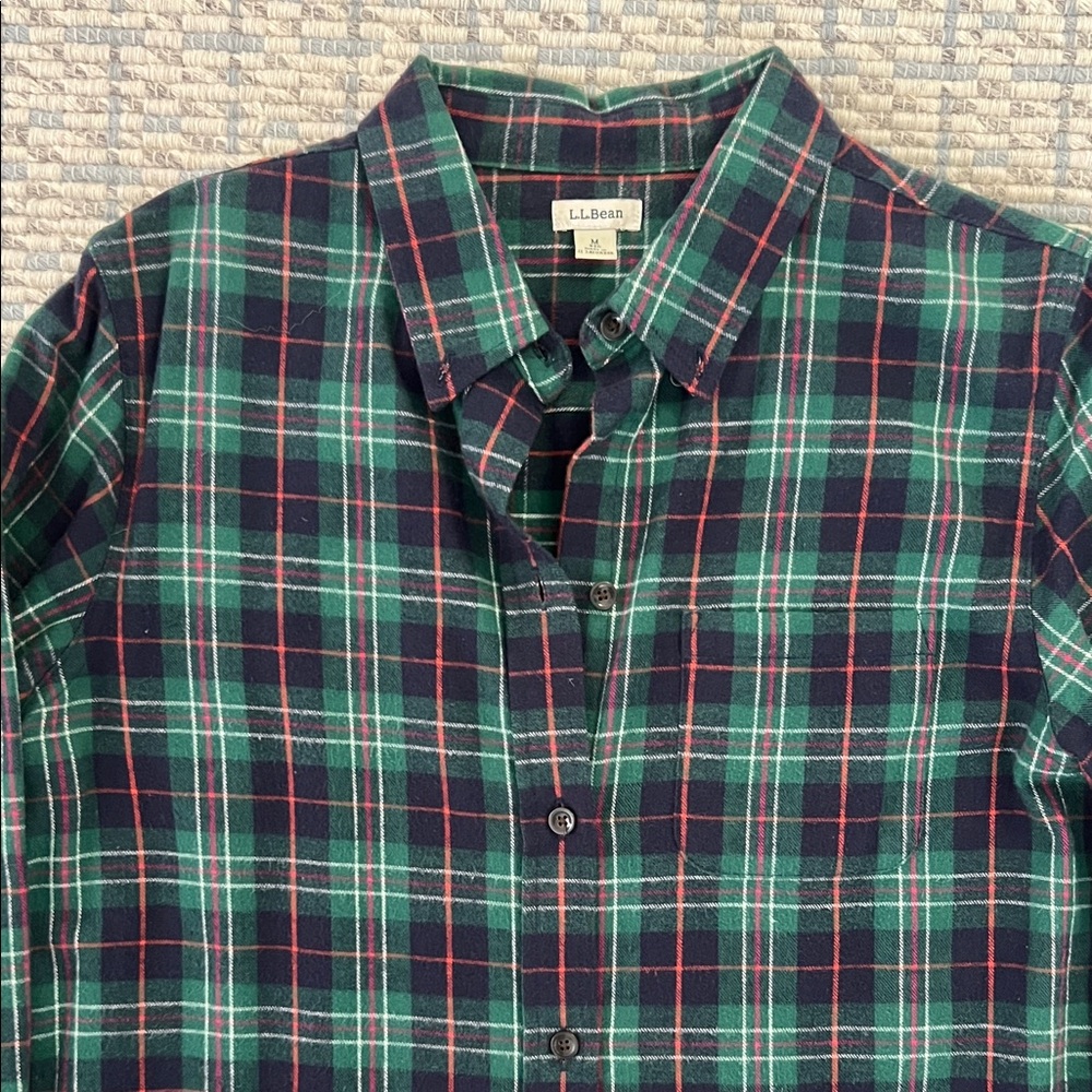L.L. Bean Relaxed Navy Green Scotch Plaid Flannel Button Down Shirt Size Medium - Picture 3 of 4